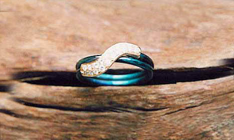 ring van goud én titanium met meerdere brillianten